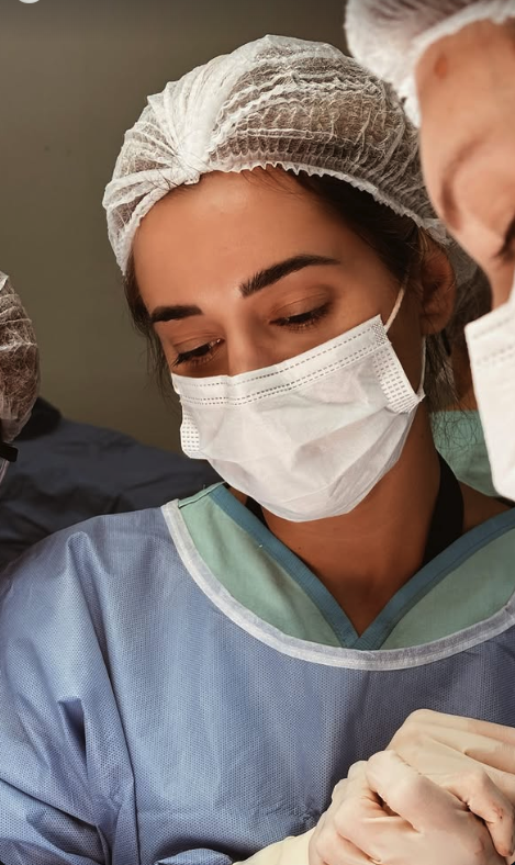 Stephanie Vargas durante sua atuação em cirurgia