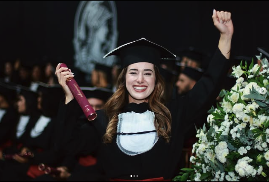 Stephanie Vargas em sua formatura em Odontologia pela UFRJ